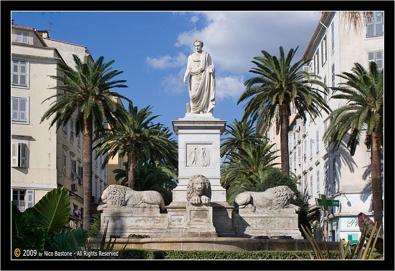 Corsica-Aiaccio-698-Large.jpg - Ajaccio - Ajacciu "Place Foch, ornata dall'ottocentesca fontana dei quattro leoni sovrastata dalla statua in marmo bianco di Napoleone Bonaparte in veste di primo console"