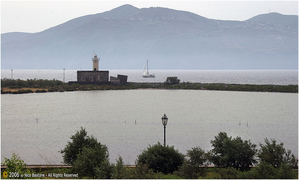 Salina-21 "Lingua, frazione di Santa Marina Salina: laghetto di acqua salata ove anticamente vi erano delle saline. Da qui prende il nome l'isola. Sullo sfondo l'isola di Lipari"