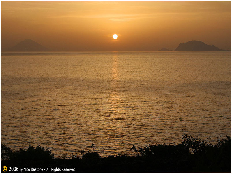 Salina-32 "Alba su Malfa. Sullo sfondo il sole nascente tra Stromboli e Panarea"