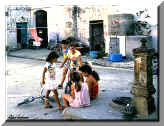 Ragazzini nel baglio - Kids in the courtyard