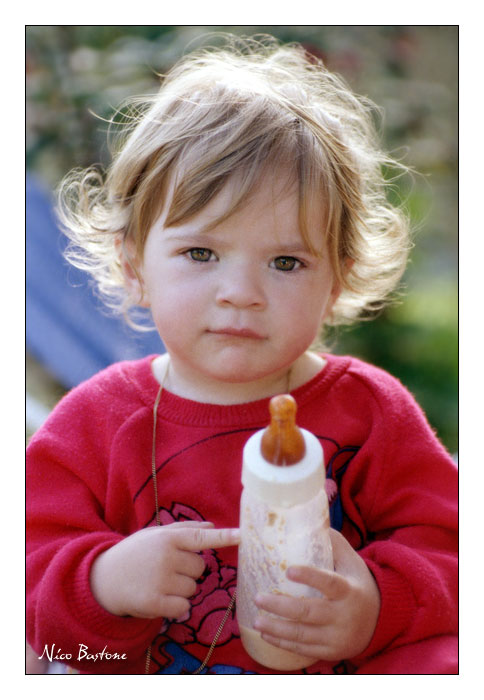 Chiara col suo biberon - Chiara and her feeding bottle 