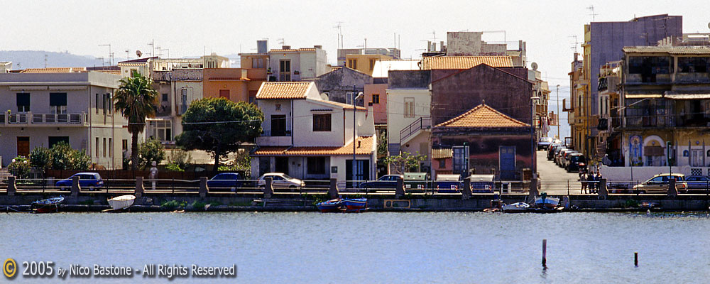 Case di Ganzirri viste dal lago - Houses of Ganzirri seen by the lake