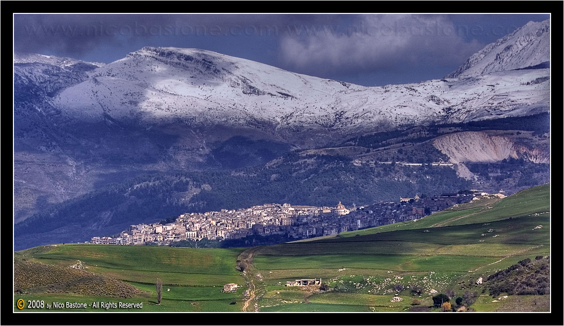 Monti delle Madonie. Paesaggio in un giorno d'inverno 3. Polizzi Generosa sullo sfondo - Madonie mountains. Landscape in a winter day 3. In the background Polizzi Generosa