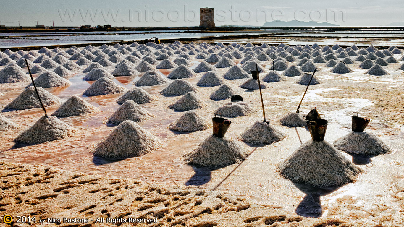 Nubia, Paceco TP "Le saline in controluce. Sullo sfondo la Torre di Nubia - The salt flats into the light.  The Tower of Nubia at the top 03"