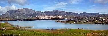 Panorama del lago di Piana degli Albanesi - A large view of the lake of Piana degli ALbanesi, Palermo, Sicily Island, Italy
