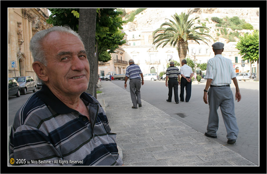 Persone sedute... Scicli, Ragusa "Paesani in piazza 3" - Sat people... Scicli, Ragusa "Country-men 3"