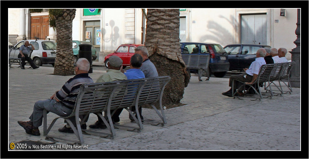 Persone sedute... Scicli, Ragusa "Paesani in piazza 1" - Sat people... Scicli, Ragusa "Country-men 1"