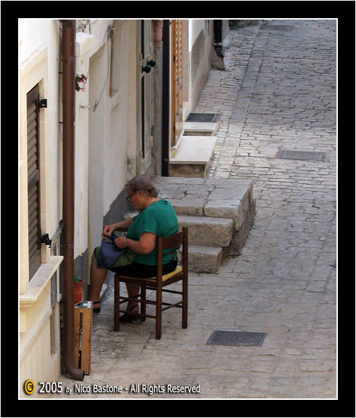 Persone sedute... Scicli, Ragusa "Cucito a mano..." - Sat people... Scicli, Ragusa "Hand sewing..."