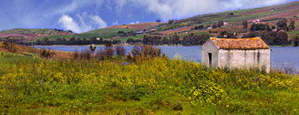 Partinico PA "Lago Poma Paesaggio con rustico - Poma Lake Landscape with a rustic house" 2000x768