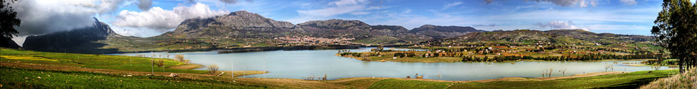 Panorama del lago di Piana degli Albanesi - 6000x768 A large view of the lake of Piana degli ALbanesi